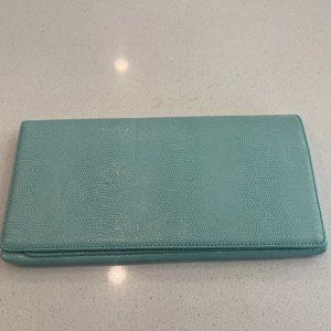 Halogen mint clutch
